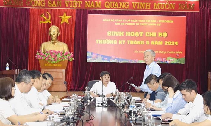 Đồng chí bí thư Đảng ủy Than Quảng Ninh dự sinh hoạt chi bộ phòng Tổ chức nhân sự thuộc Đảng bộ Than Núi Béo